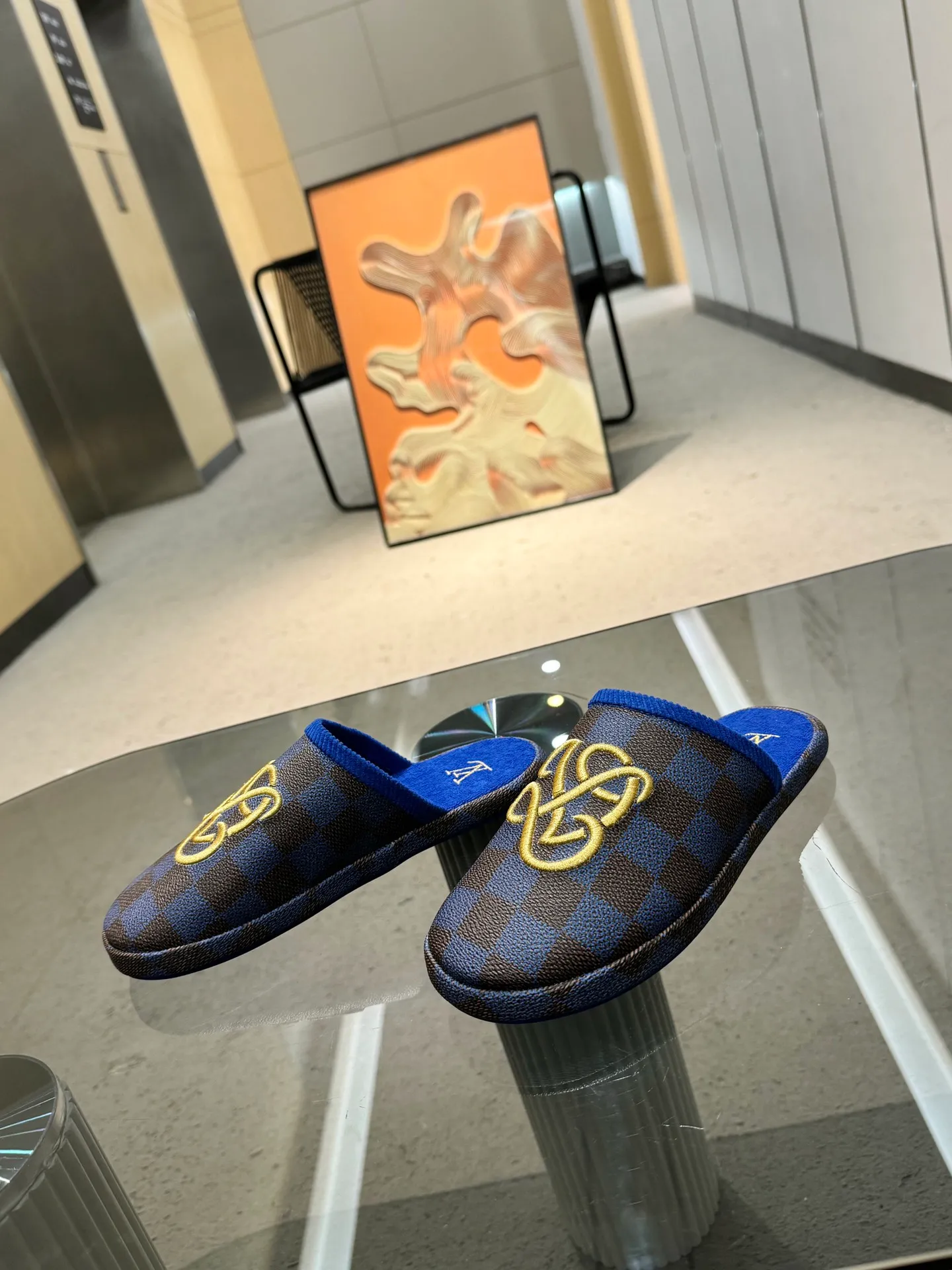 👟👟Ex-factory price 320👟👟 The 2024 couple’s counter features the latest hard goods of LV and Loewe co-branded slippers🆕 ✿Purchase level! Full of high-end feel! A popular model among bloggers at home and abroad, it’s retro and fashionable and looks amazing on your feet! Official website main recommendation code number 35-46